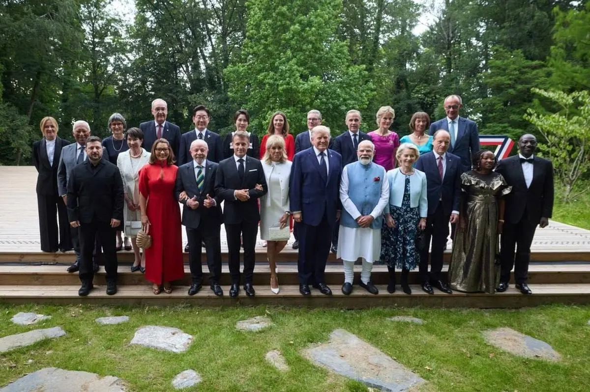 На саммите G7 в Эвиане лидеры подтвердили единство в поддержке Украины, согласовали расширение поставок ПВО и других систем, а также намерение ужесточить санкции против России. В декларации также затронуты вопросы энергетики, Ближнего Востока и Индо‑Тихоокеанского региона.