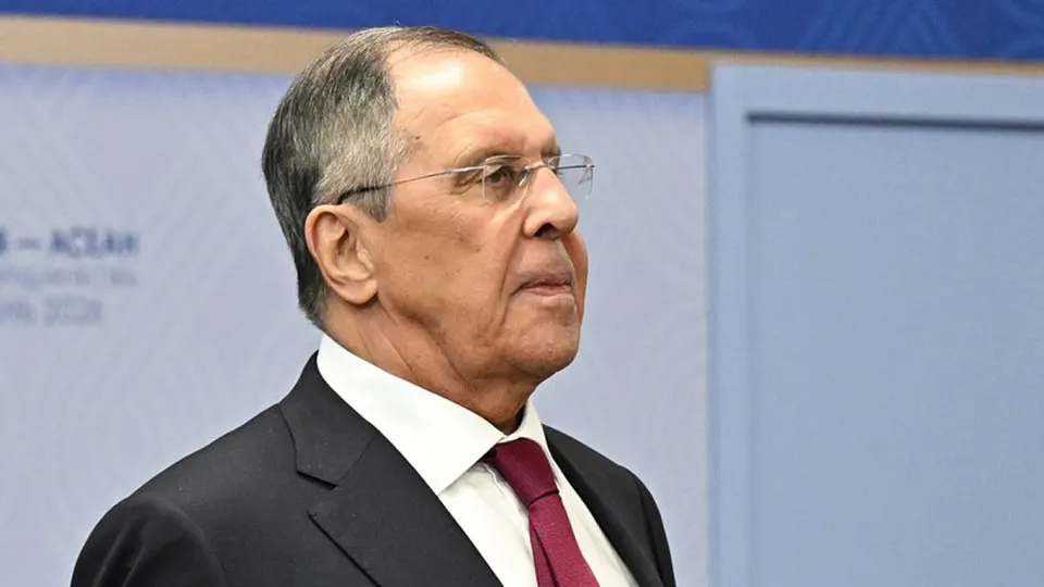 Глава МИД заявил о задаче наносить регулярные групповые удары по объектам, от которых зависит боеспособность ВСУ. Заявление последовало после самой масштабной с начала войны ночной атаки дронов на Москву: горели НПЗ в Капотне и торговый комплекс, в Подмосковье зафиксировали «нефтяной дождь», временно остановили работу аэропорты и задержали сотни рейсов. Президент Украины назвал нападение «ответом» и вновь призвал к переговорам.