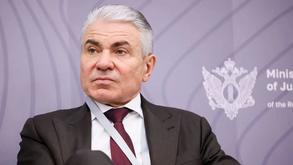 Замминистра юстиции заявил, что крупнейшие разработчики ИИ должны внедрить «фильтры национальной безопасности», возложить на владельцев нейросетей ответственность и предусмотреть штрафы; ранее обсуждалось создание «суверенных» моделей, но бизнес раскритиковал идею.