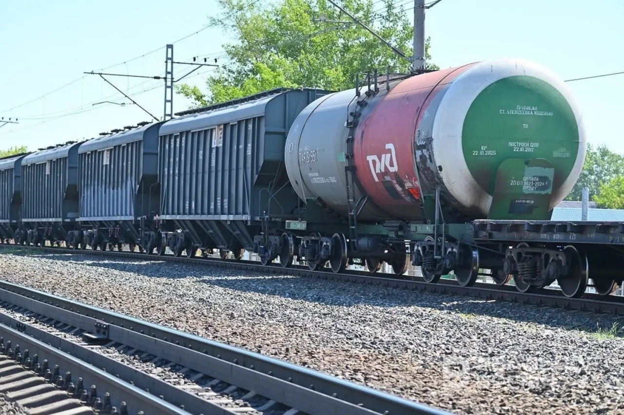 В компании организовали штаб для контроля приёма и доставки нефтегрузов, с особым вниманием к поставкам авиакеросина в аэропорты.