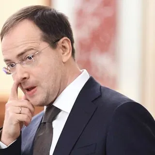 Помощник президента предложил привязать бюджетное обучение к распределению и заключению трудовых контрактов. Критики называют это возвращением административных методов и опасаются ограничения свободы выбора молодых специалистов.