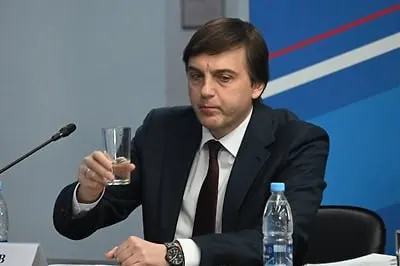 Министерство образования включило в список для внеклассного чтения на летние каникулы современные книги патриотической направленности о подвигах современных защитников Отечества, в том числе о героях специальной военной операции.