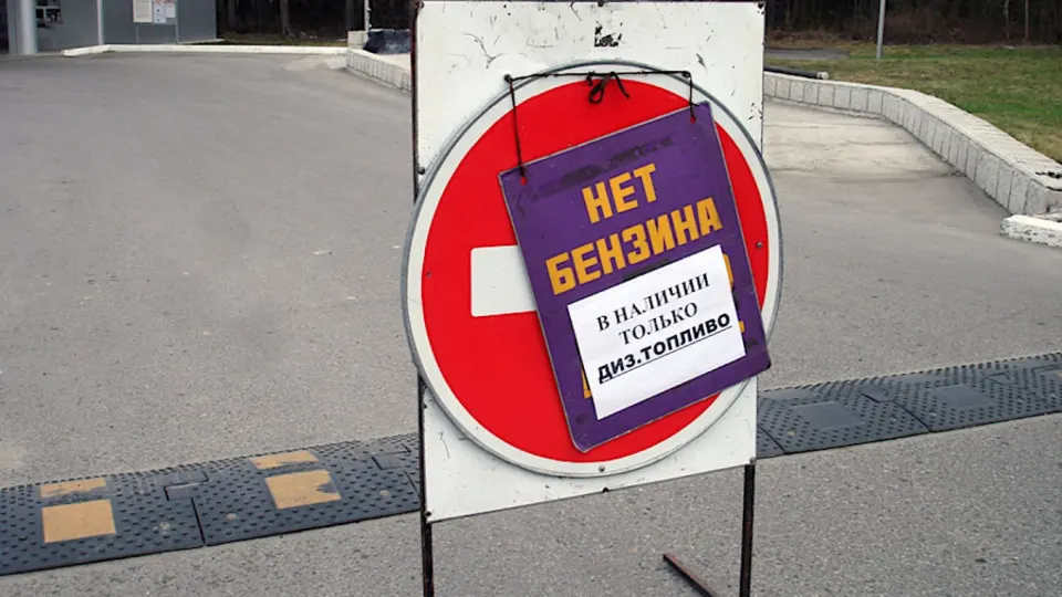 Власти Севастополя сообщили о временном ограничении отпусков топлива для рядовых покупателей: бензин будут выдавать ночью и утром только службам жизнеобеспечения, продажи для населения планируют возобновить приблизительно с 14:00. Ограничения связаны с масштабным сокращением переработки нефти после ударов по НПЗ и логистике.