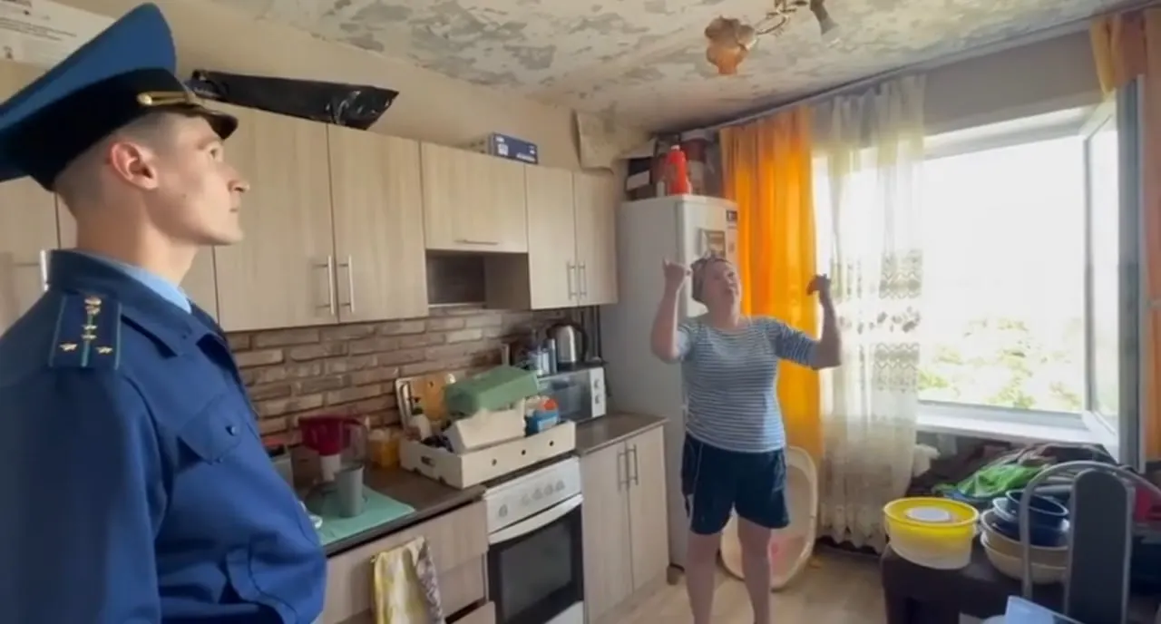 В многоквартирном доме в Садовом Кетовского округа из‑за дырявой кровли постоянные протечки и аварийная проводка. Прокуратура проверит работу УК и бездействие властей — проверка на контроле у заместителя генпрокурора.