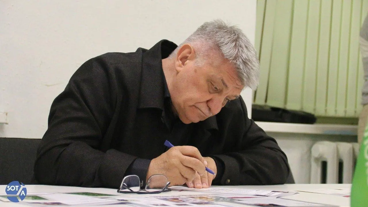 Президент направил поздравление в честь юбилея режиссёра, отметив его вклад в современное кино. При этом в последние годы у Сокурова наблюдаются ограничения: его фильмы не получают прокатных удостоверений, а в январе 2026 года он был выведен из Совета по развитию кинематографии.