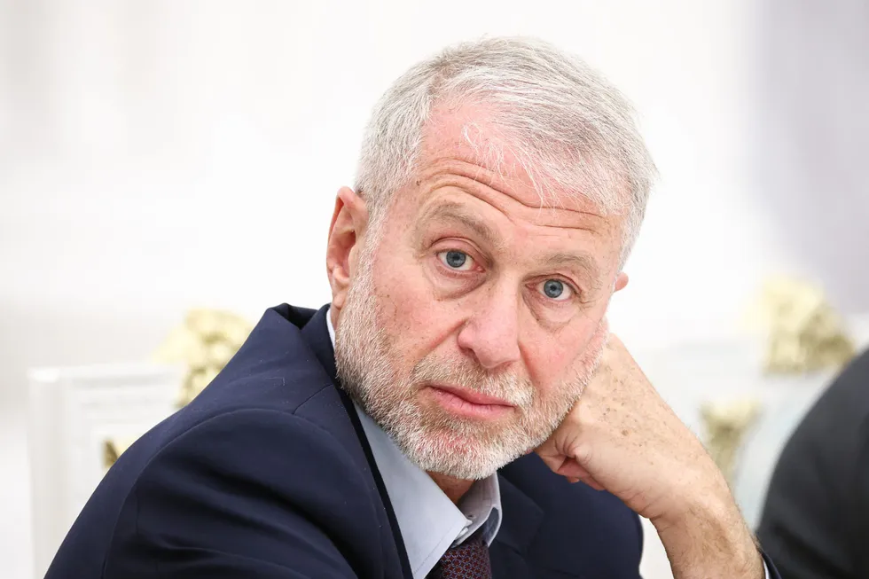 По словам нескольких осведомлённых источников, бизнесмен Роман Абрамович в мае посетил Киев и передал от президента Украины предложение о встрече российскому лидеру; Кремль и Офис президента на запросы не ответили.
