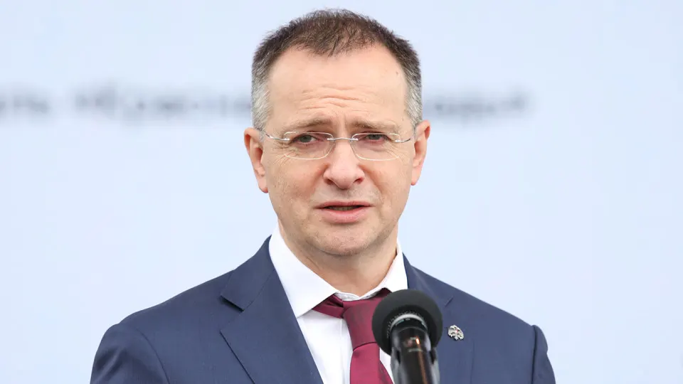 Владимир Мединский заявил о необходимости усилить контроль качества фильмов на всех этапах производства и поддержал практики цензуры для недопущения «халтуры» в кинопрокате; при этом государственная поддержка продолжает усиливаться в пользу патриотических проектов.