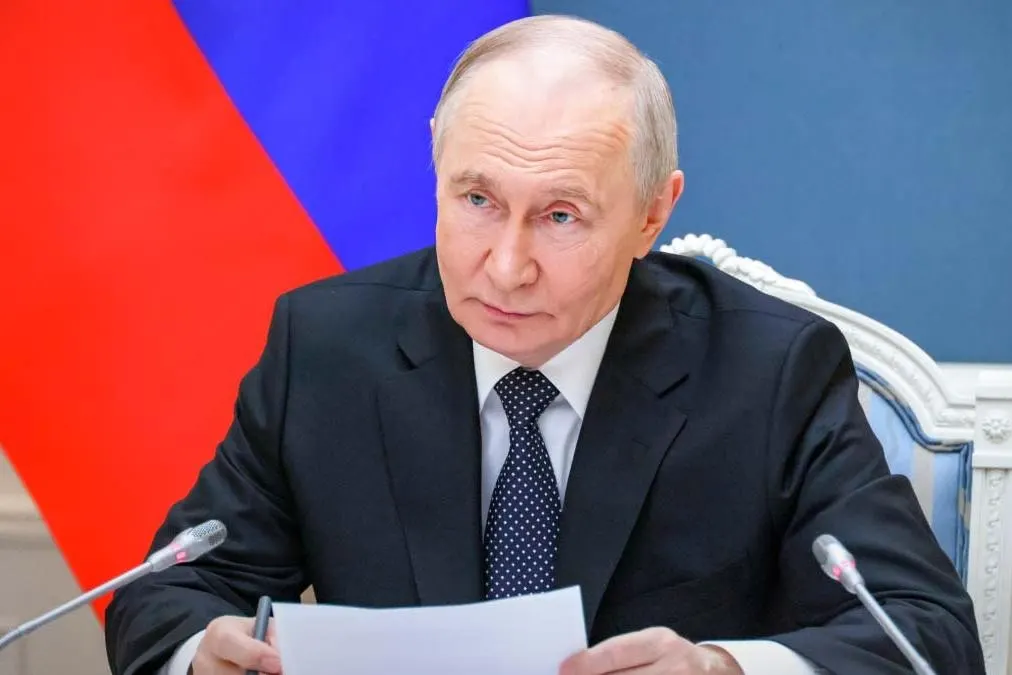 Указ, опубликованный 1 июня 2026 года, дополнил прежние меры: теперь механизм приостановки выплат распространяется не только на кредиты и ценные бумаги, но и на банковские вклады иностранных граждан и организаций из признанных «недружественными» стран.