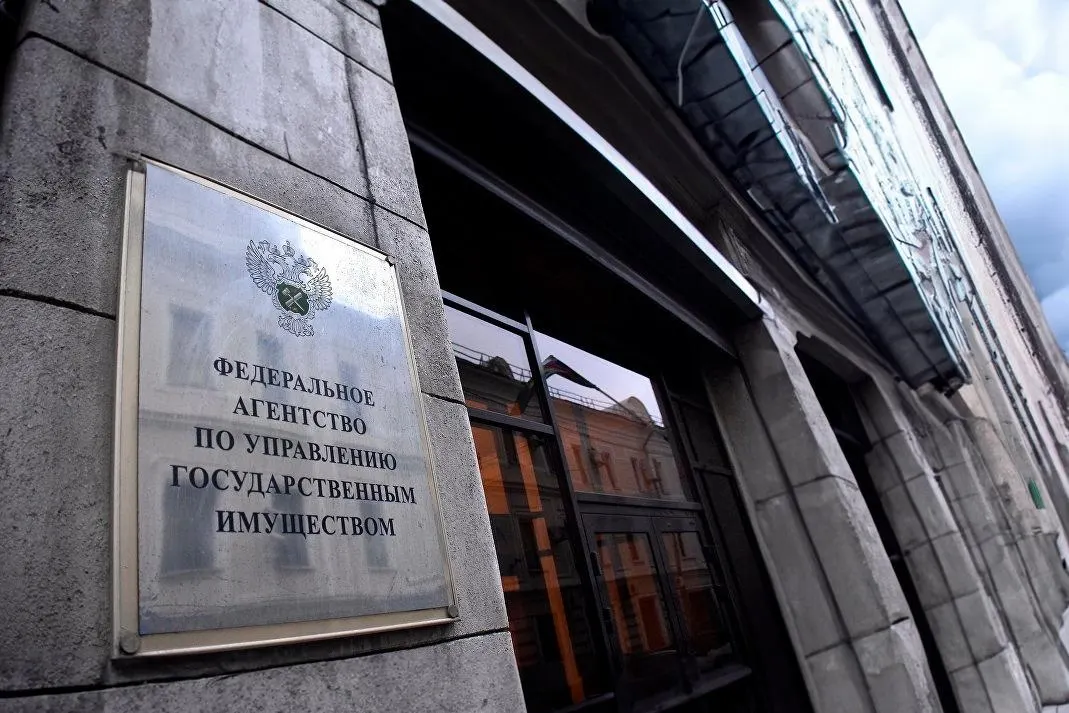 Депутаты отменили ценовой порог и шестимесячную паузу между несостоявшимися торгами — теперь можно продавать любое конфискованное жильё. Закон также ужесточает требования к оценщикам и организаторам торгов и вводит отдельную норму для религиозной собственности.