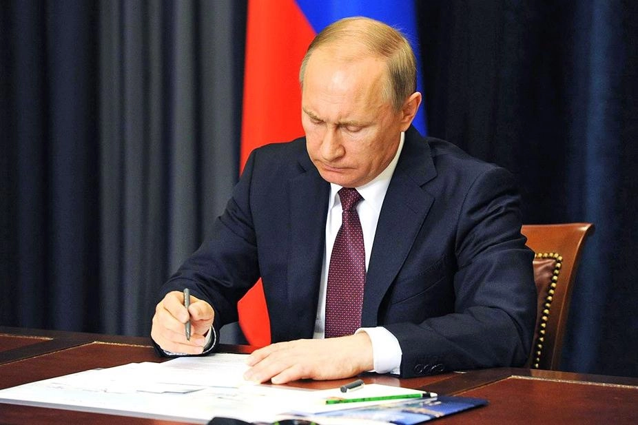 Указ N 389 от 3 июня 2026 года дополняет механизм 2025 года: расширяются уполномоченные продавцы, устанавливаются подробные правила торгов и особые условия продажи жилья.