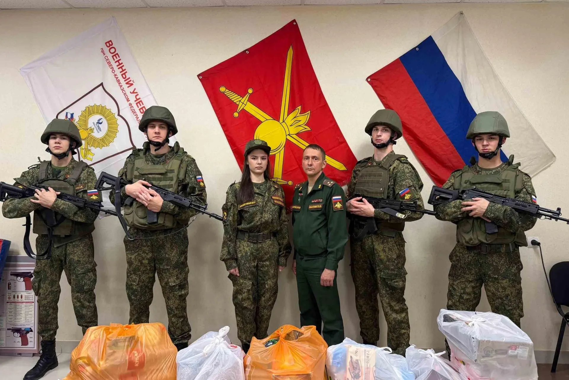 В ряде российских университетов подают иски к студентам военно-учебных центров, которые отказались подписывать контракты с Минобороны: требуют возместить полную стоимость обучения. По стране уже не менее нескольких десятков таких дел.