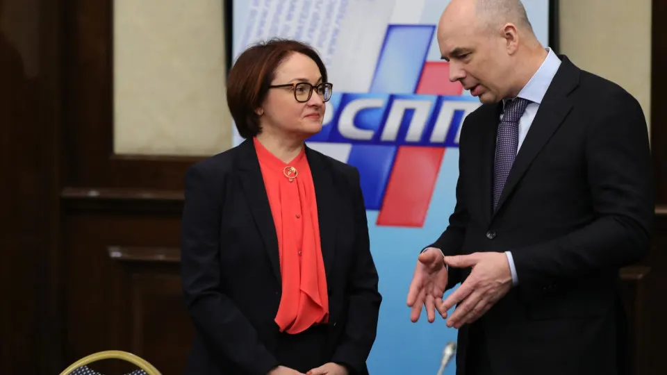 Минфин и Центробанк предупредили, что при текущих оборонных тратах дефицит бюджета может достигнуть угрожающих размеров; Кремль поручил не трогать военные статьи расходов.