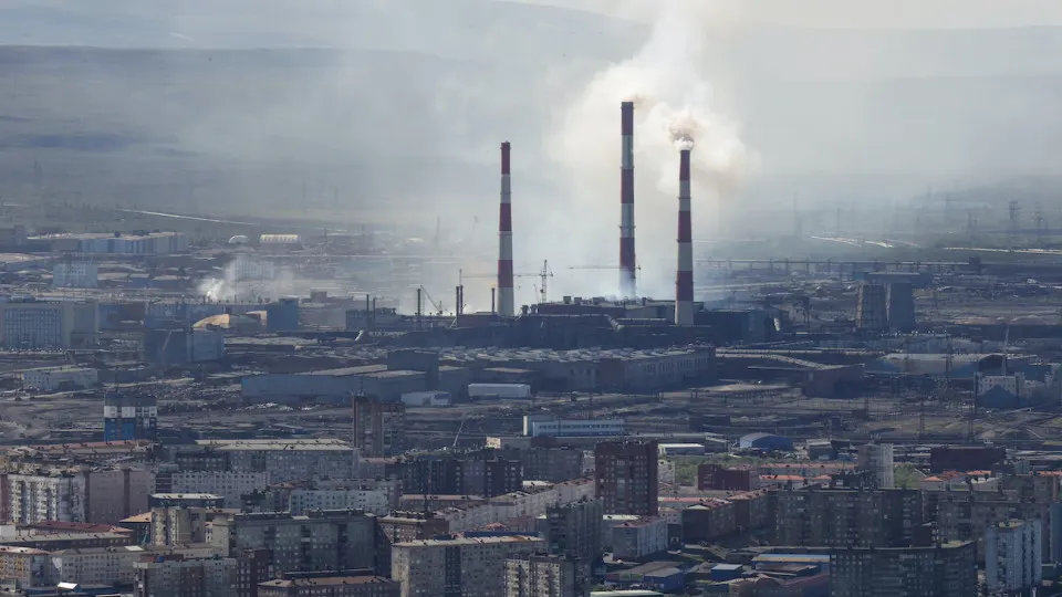 В мае промпроизводство сократилось на 0,7% г/г: особенно сильный удар по нефтепродуктам и металлургии. Несмотря на рост оборонных отраслей, большинство секторов находится в рецессии — правительство понизило прогноз роста.