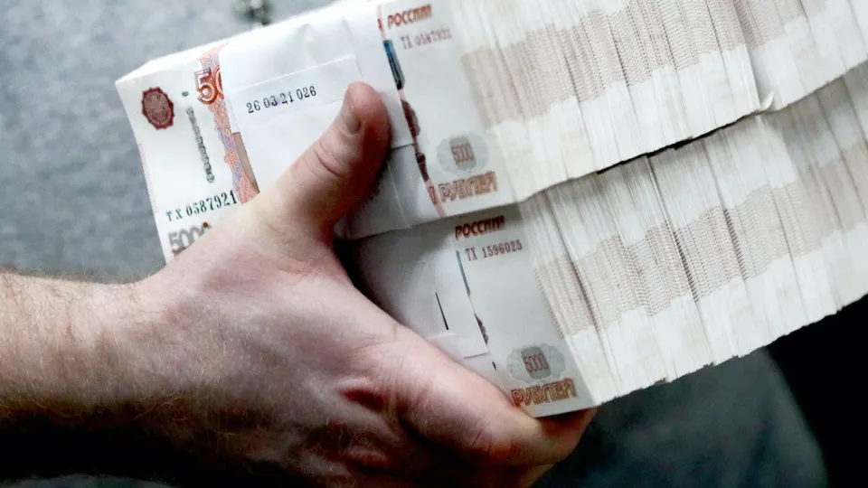 Первый заместитель председателя правления Сбербанка Александр Ведяхин сообщил о нарастающем спросе на наличные: по данным Центробанка, объём бумажных банкнот в обращении достиг рекордных 20 трлн рублей. Регулятор ужесточил контроль за снятием и внесением наличных.