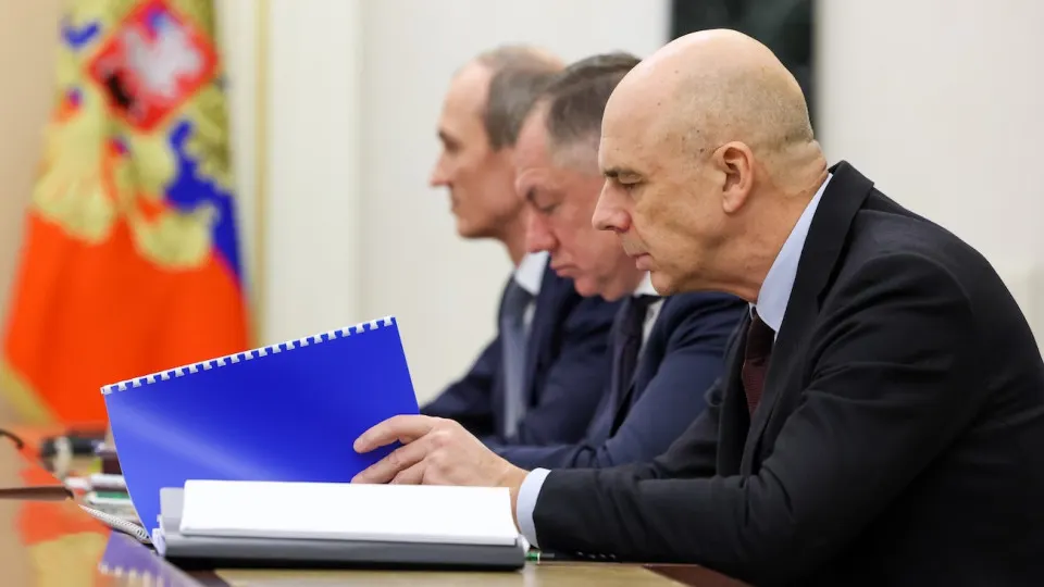 Рынок государственных облигаций пережил сильную распродажу: индекс ОФЗ снизился до годовых минимумов, а доходности длинных выпусков поднялись до рекордных за год уровней из‑за роста военных расходов, бюджетной «дыры» и осторожной политики Центробанка.