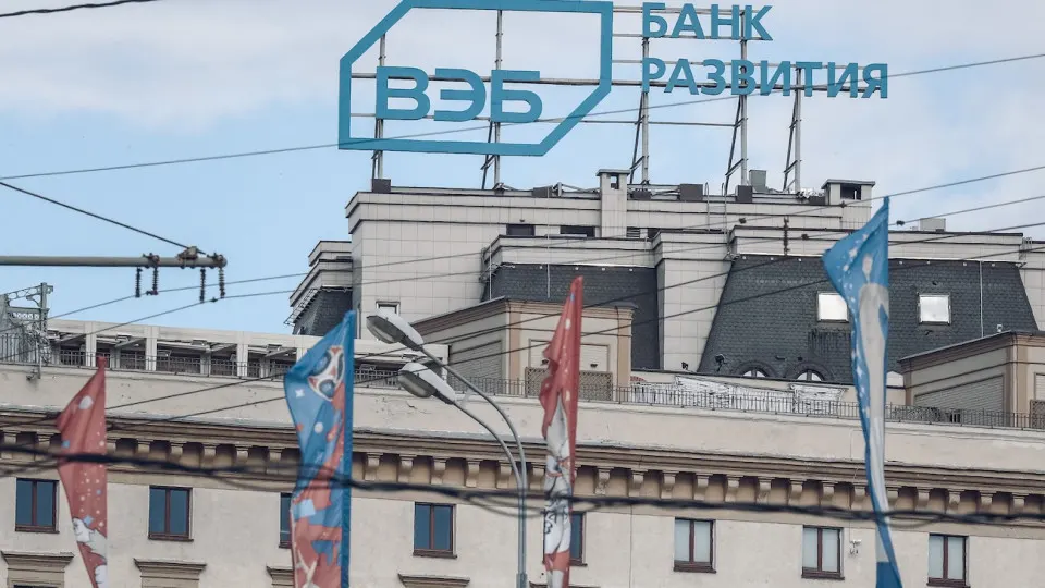 Государственный Внешэкономбанк планирует сократить бюджет и уволить 15% сотрудников в рамках оптимизации расходов на фоне «кредитного охлаждения» экономики; сокращения затронут и дочерние структуры группы.