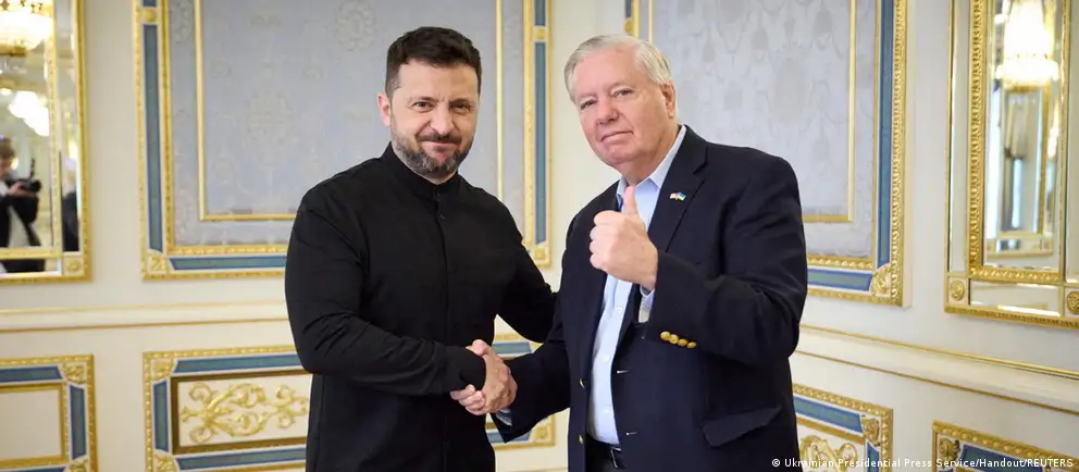 Верхняя палата проголосовала за дальнейшее рассмотрение инициативы, дающей президенту США расширенные полномочия для введения пошлин и санкций; за процедурное голосование проголосовали 86 сенаторов.