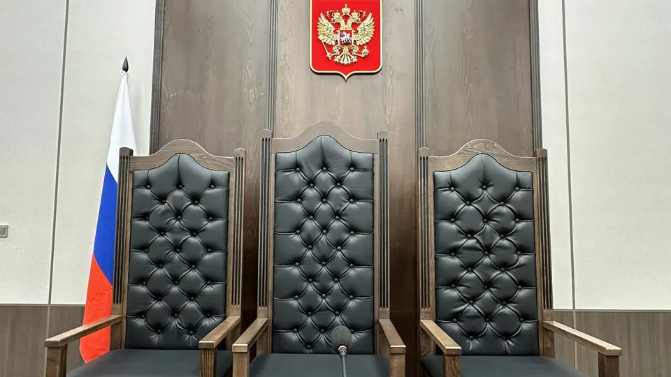 Правительственная комиссия одобрила смягчение квалификационных требований для ряда должностей в аппаратах судов с целью закрыть кадровый дефицит. Эксперты предупреждают о рисках для качества работы и необходимости улучшать условия труда.