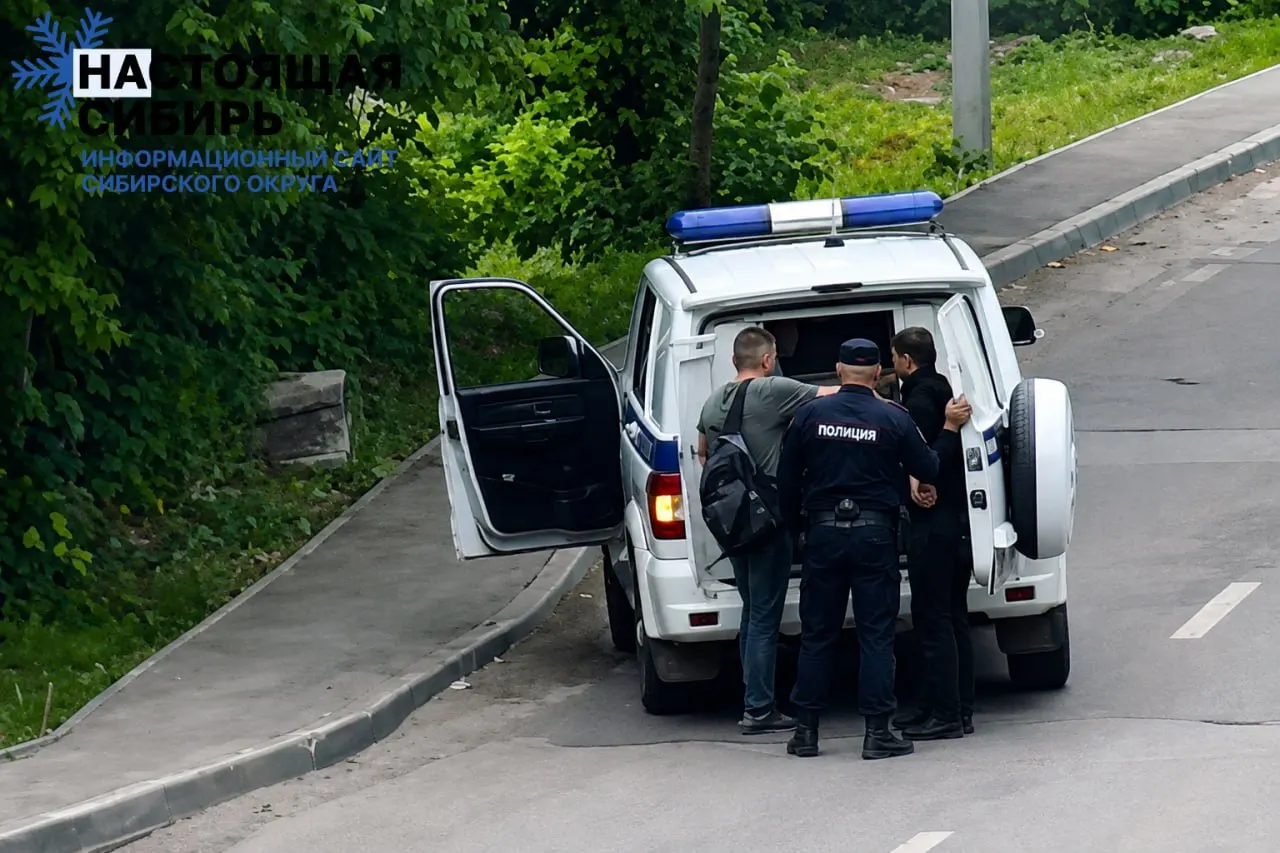 За первые шесть месяцев 2026 года число контрактников сократилось, аналитики говорят о больших потерях на фронте; госструктуры и бизнес активно ищут сотрудников для учёта мобилизации.