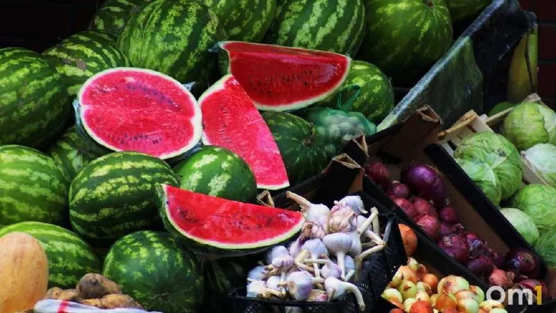 Разрезанные арбузы и дыни могут представлять опасность для здоровья из‑за быстрого размножения микроорганизмов в местах повреждений; покупайте фрукты только в официальных торговых точках.