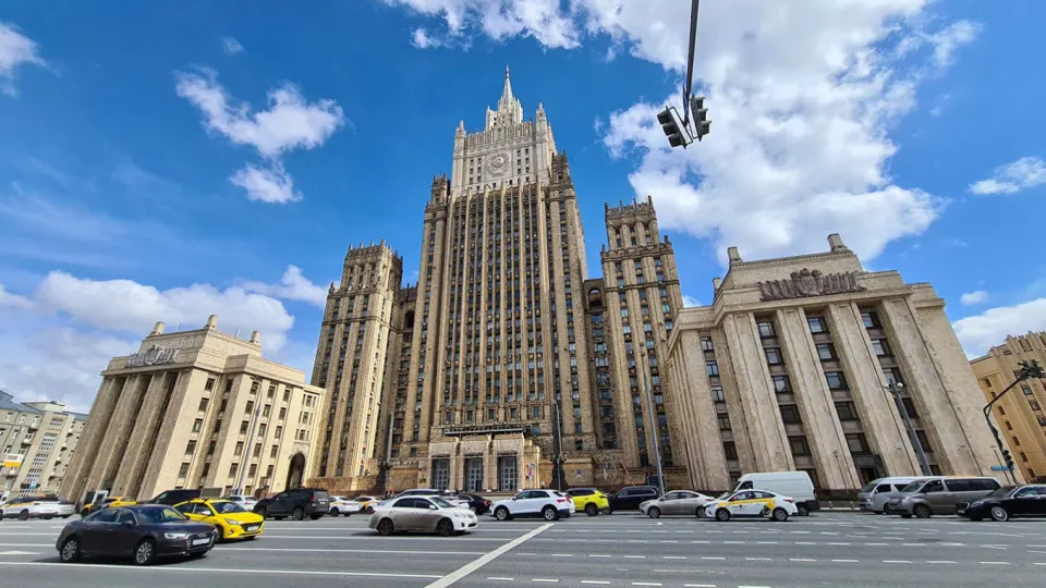Министр иностранных дел заявил, что Россия не пойдет на заморозку боевых действий без решения корневых причин кризиса; Москва подчеркивает дипломатический путь при наличии политической воли и отмечает эскалацию конфликта со стороны Киева и внешних стран.