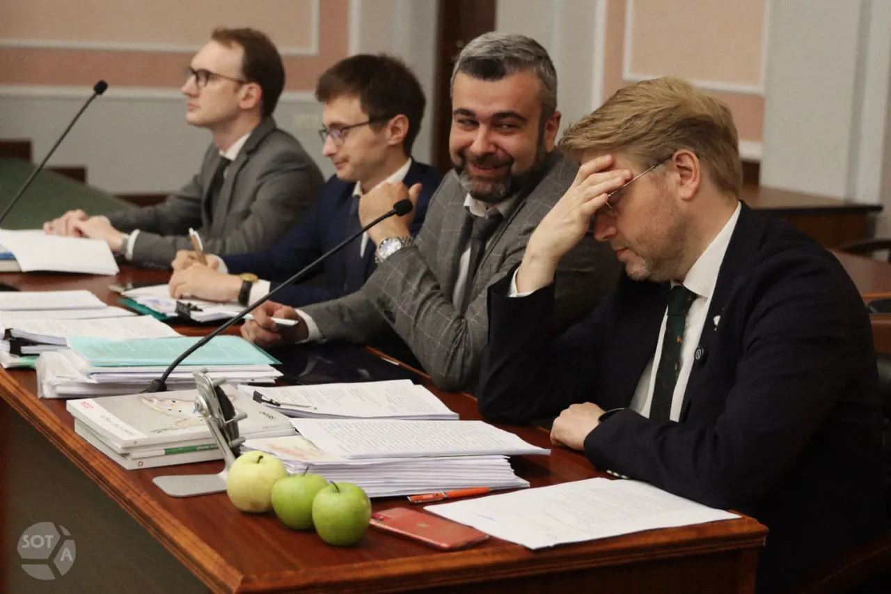 Дело затрагивает обвинения в агитационных нарушениях в соцсетях, использовании материалов без разрешения правообладателей и призывах к прекращению войны, что может повлечь исключение партии из выборов.