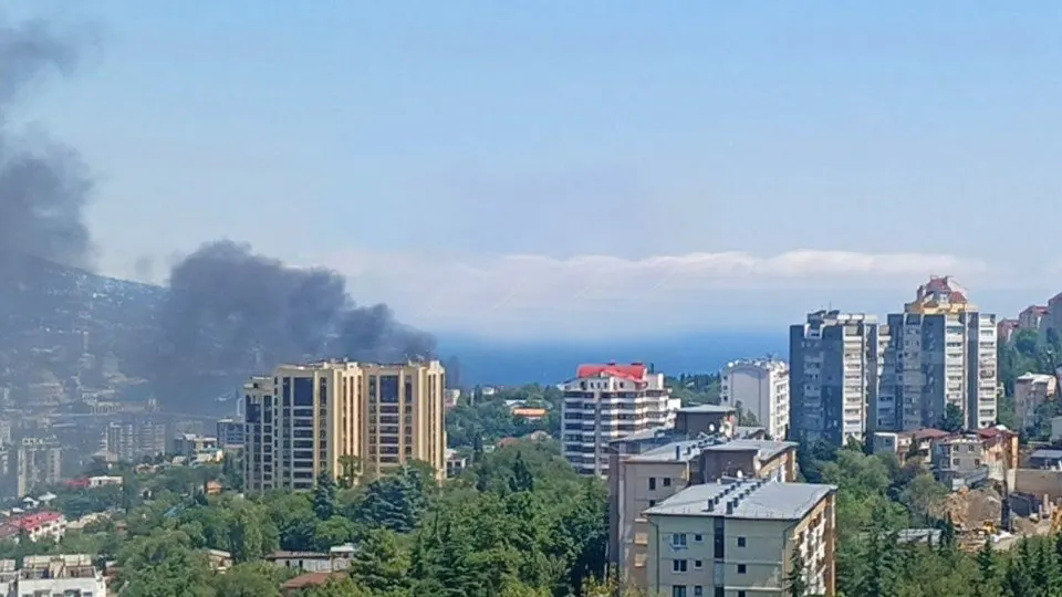 Украина атаковала побережье Ялты морскими и воздушными дронами; произошёл пожар в здании у набережной; гражданам рекомендовано покинуть район и побережье.