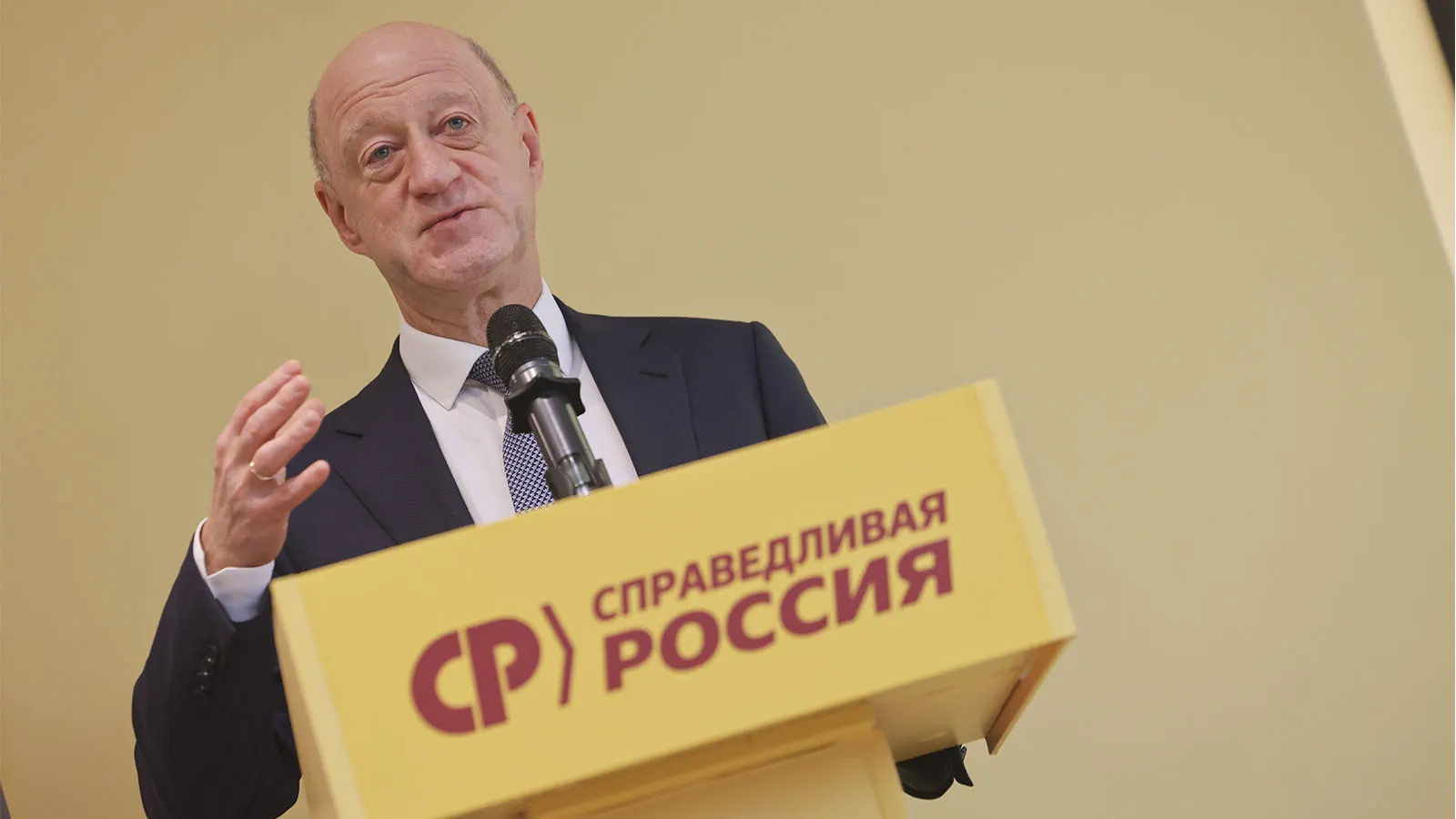 Лидер партии Миронов может уступить место Бабакову; обсуждаются варианты руководства и перераспределение ролей внутри партийной структуры.
