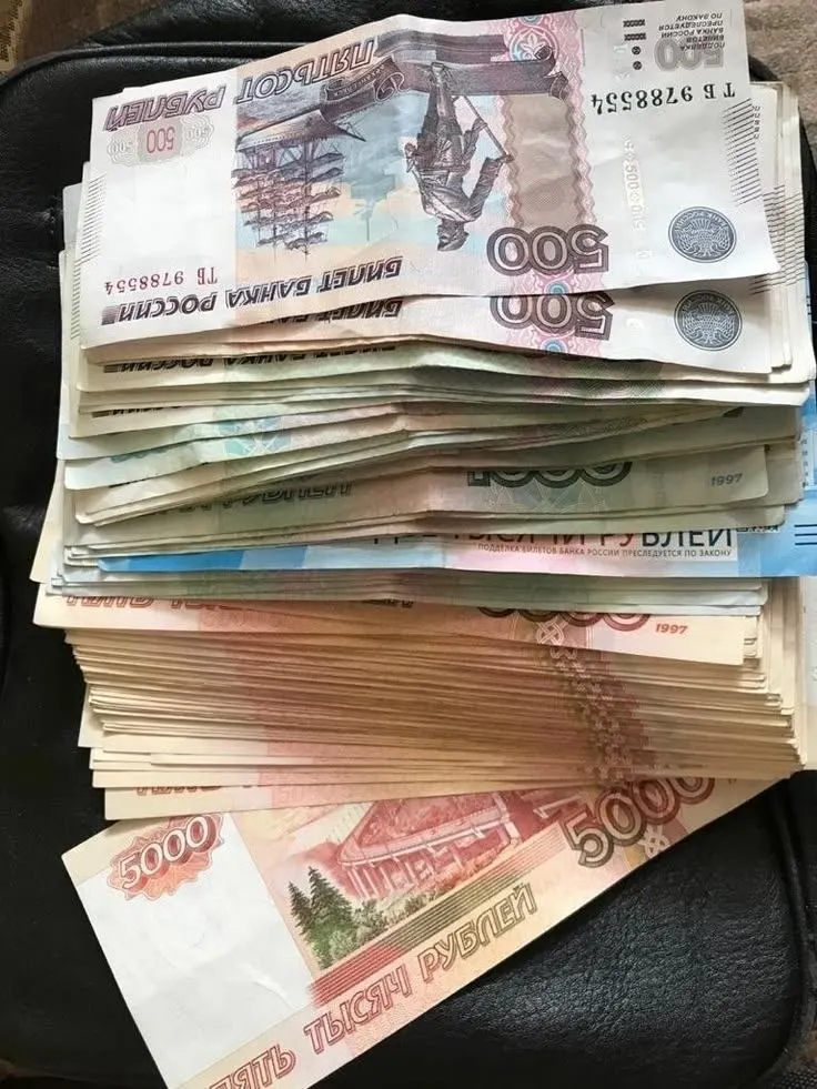 Депутат Госдумы предложил ввести годовую премию, часто называемую 13-й зарплатой, как обязательную выплату для всех работающих россиян; на первом этапе — для работников бюджетной сферы.