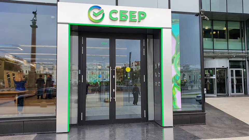 Разбор влияния высокого уровня ставок на банковский сектор, реструктуризации активов и экономические прогнозы на ближайшее время.
