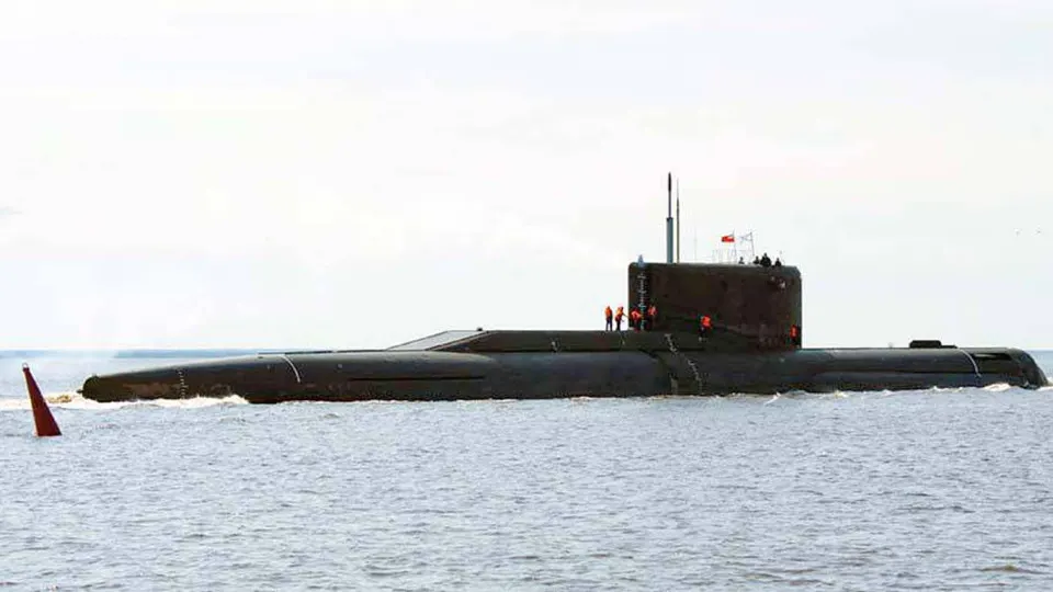 Западные разведки отслеживают возможную программу под кодовым названием «Скифы», в рамках которой на морском дне в Арктике могут размещаться шахты или контейнеры для ракет, способных нести ядерные боеголовки. Эксперты называют проект технически сложным и труднопроизвóдимым, но потенциально усложняющим систему сдерживания.