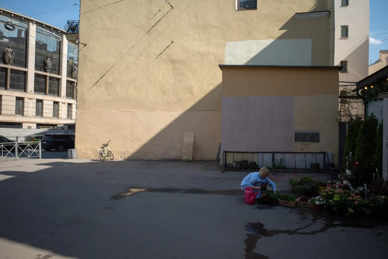 Краткий дайджест: в Петербурге отменили фестиваль, планируют благоустройство сквера и дали имена новым территориям; также — новости о законодательных поправках, жертвах удара в Луганской области и падении дрона в Латвии.
