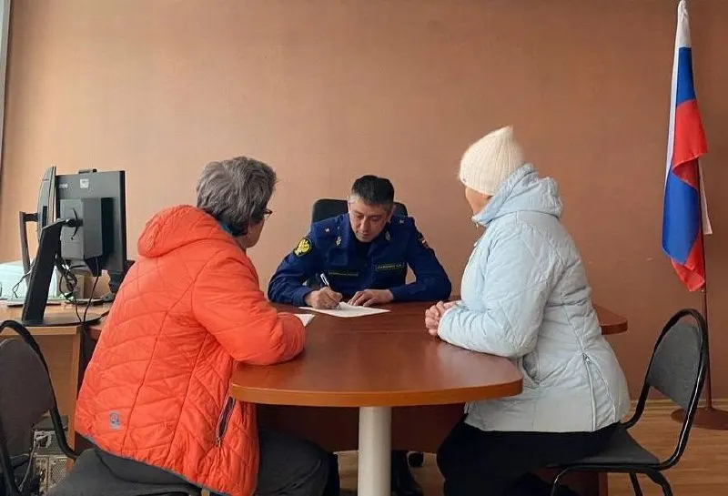 По предложению президента сенаторы приняли решение перевести прокурора Мурманской области Сергея Паволина на аналогичную должность в Иркутскую область. Паволин работает в Мурманске с 2021 года; в Иркутске ожидают, что он займется наведением порядка в сфере ЖКХ.