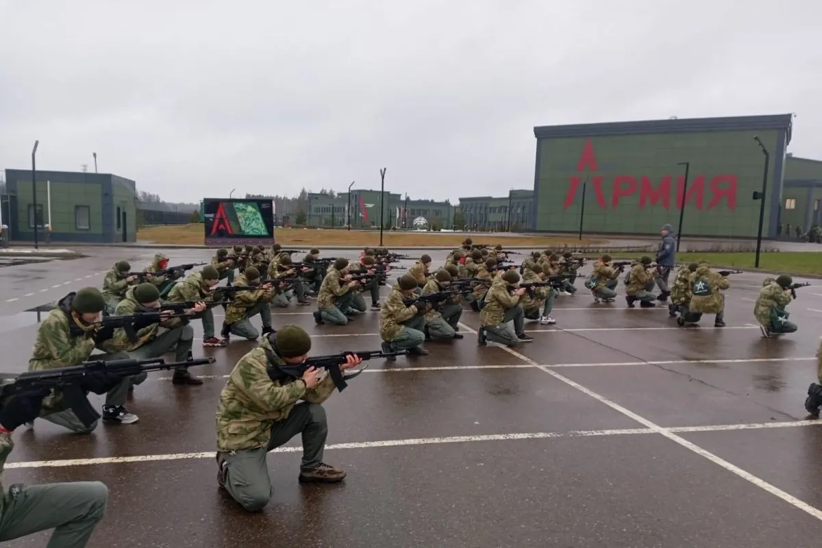 За последние пять лет власти потратили десятки миллиардов рублей на создание и содержание центров и лагерей, где школьников обучают строевой подготовке, обращению с оружием, управлению дронами и проводят интенсивное патриотическое воспитание; учащиеся сообщают о попытках вербовки.