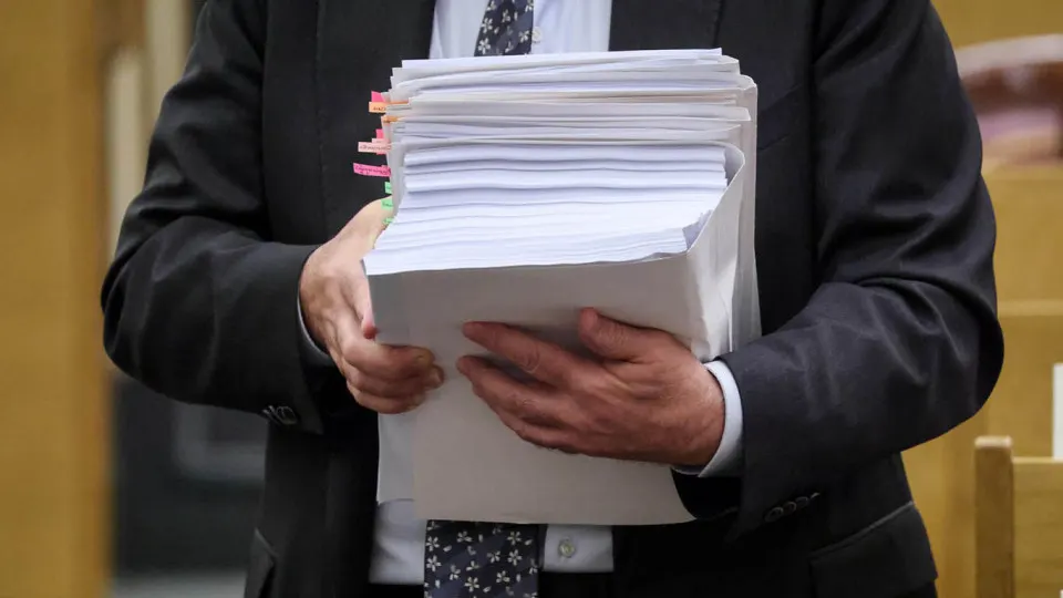 По оценке аналитиков, в 2025 году закрытая часть расходов достигла 12,3 трлн руб. — большая часть прироста бюджета пришлась на секретные статьи, в то время как открытая часть сократилась в реальном выражении.