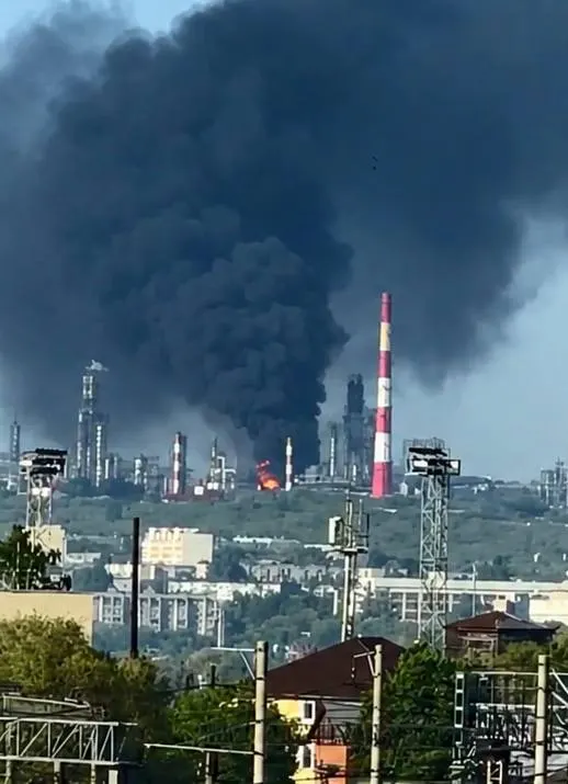 Ночные удары беспилотников привели к человеческим жертвам и пожару на нефтеперерабатывающем заводе в Сызрани; в Белгородской области пострадали несколько человек. Минобороны заявляет о перехвате 121 БПЛА.