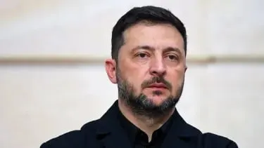 Президент Украины заявил, что российские силы продолжают боевые действия вопреки перемирию: зафиксированы сотни обстрелов и около 10 тысяч ударов дронами; Киев пока сдержан в дальнобойных ответах, но предупреждает о зеркальной реакции.