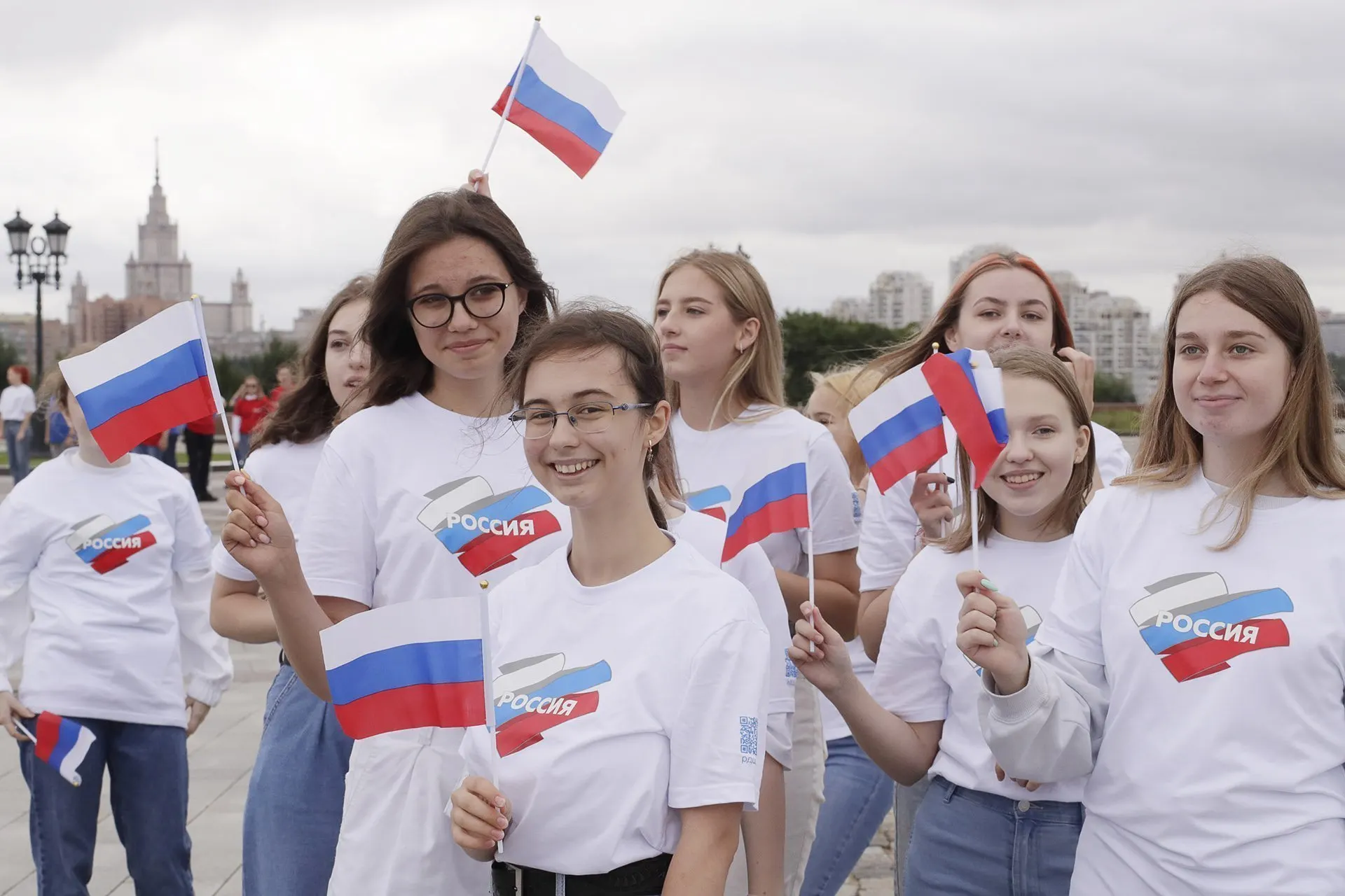 Бюджеты на программы патриотического воспитания молодежи резко увеличились — вплоть до сотен миллиардов на один проект. При этом методики учёта охватов и показателей позволяют механически завышать результаты, отмечают эксперты.