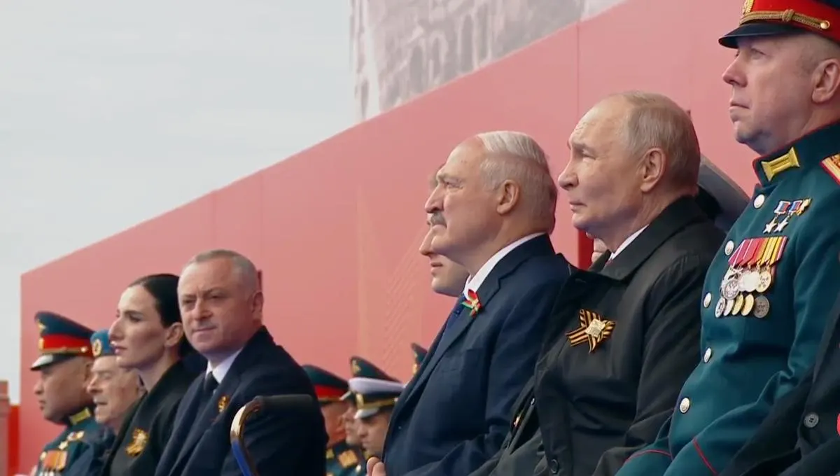 Во время парада президент назвал День Победы священным, провёл параллель между подвигом предков и службой нынешних участников «СВО», а на трибуне впервые посадили бойца СВО наряду с ветераном Великой Отечественной войны.