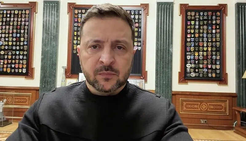 Владимир Зеленский сообщил, что разведка, в том числе при содействии американских и европейских партнёров, зафиксировала признаки подготовки комбинированного удара с применением «Орешника». Граждан призвали реагировать на сигналы тревоги и пользоваться укрытиями.