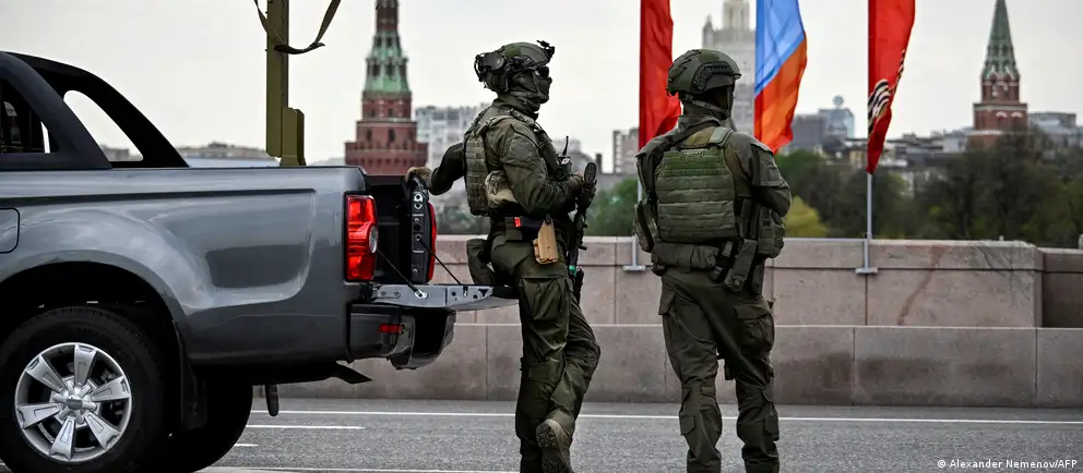 Власти отменили приглашения зарубежным корреспондентам на торжества на Красной площади и сократили формат парада из‑за соображений безопасности. Меры коснулись представителей нескольких стран; в ряде регионов массовые мероприятия отменены.