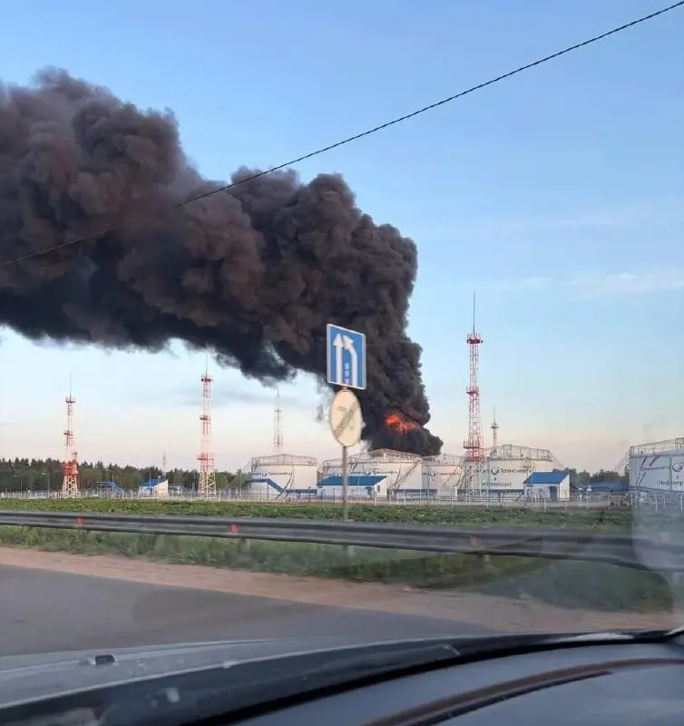 Ночью и утром беспилотники атаковали НПЗ в Капотне, нефтеналивную станцию в районе Солнечногорска и технопарк в Зеленограде. Зафиксированы погибшие, раненые и повреждения жилых домов; в Шереметьево возник пожар и задержки рейсов.