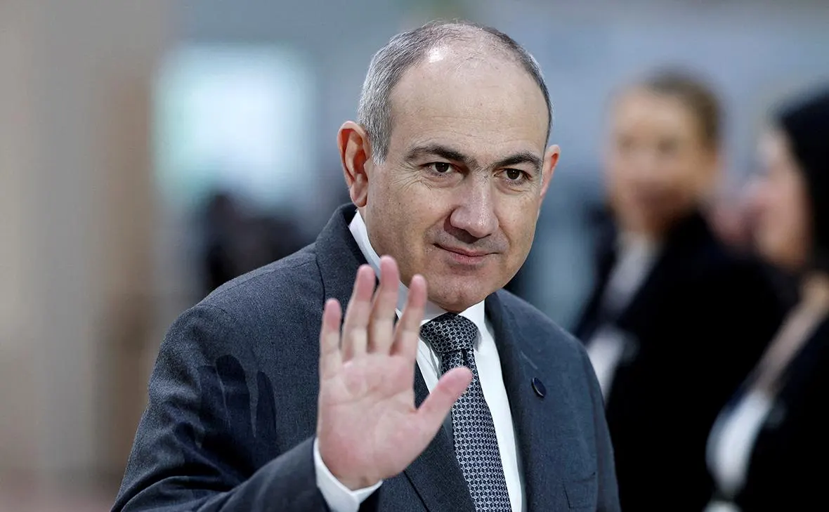 Премьер-министр Армении Никол Пашинян заявил, что выход республики из Евразийского экономического союза не будет внезапным, а станет заранее продуманным шагом. Он добавил, что страна не будет вступать в полемику о членстве в ЕС и ЕАЭС и останется в составе ЕАЭС, пока это возможно.