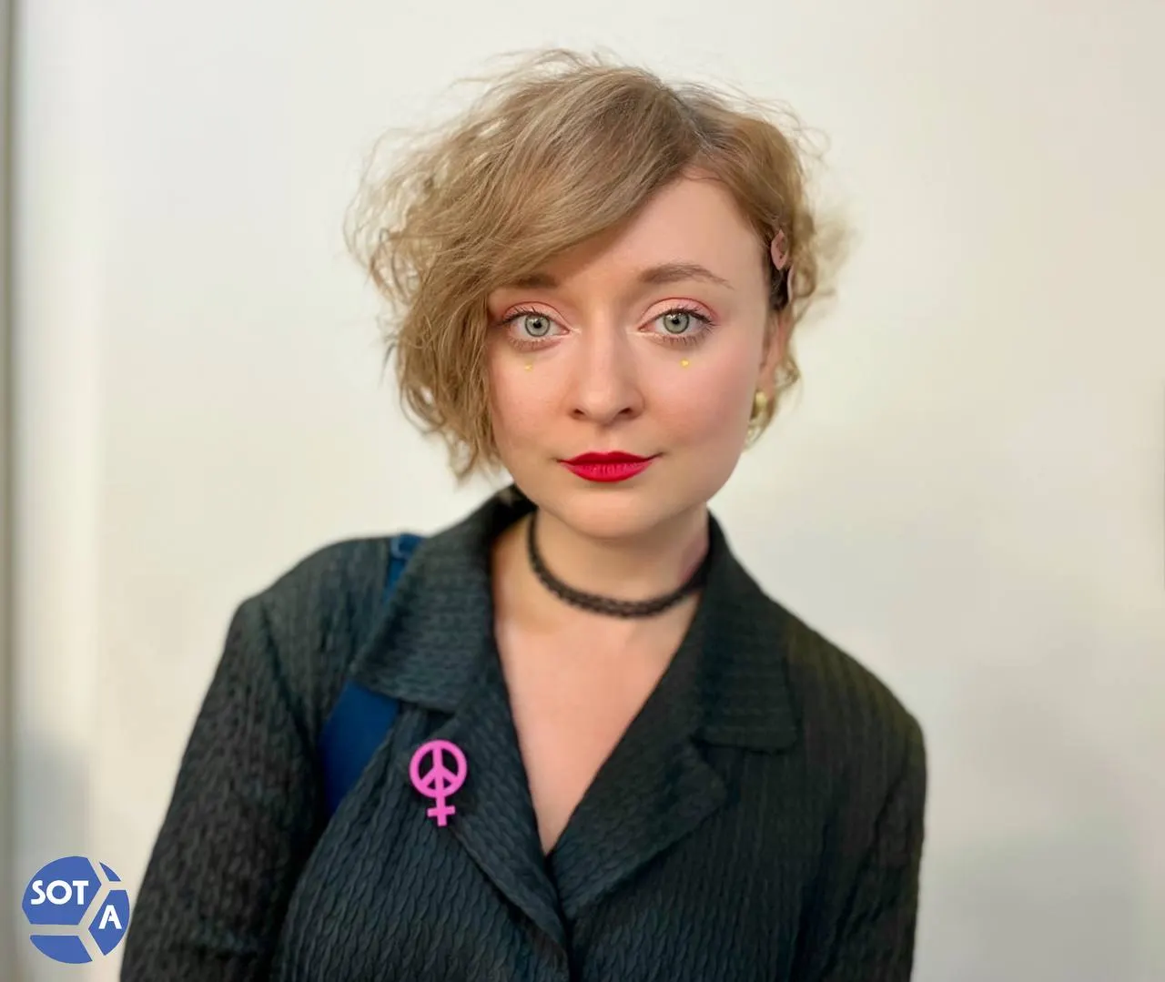 Феминистическую активистку Дарью Серенко внесли в официальный список «террористов и экстремистов». Ранее в отношении неё возбудили уголовное дело по закону об иностранных агентах, в России она объявлена в розыск.
