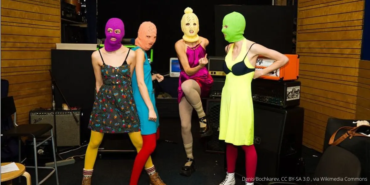 Росфинмониторинг обновил реестр и внес в него панк‑рок‑группу Pussy Riot. Ранее суды признали коллектив «экстремистским», а участницам вменили обвинения и заочно дали сроки от 8 до 13 лет; все фигурантки находятся за пределами России.