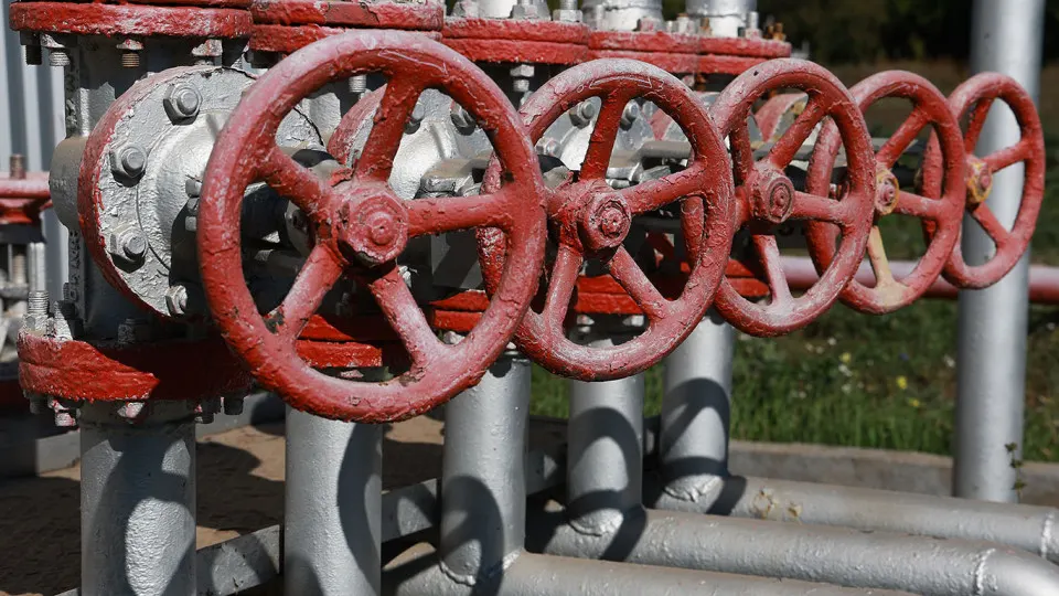 В апреле нефтедобыча в России снизилась до 8,83 млн баррелей в сутки из‑за ударов по экспортной инфраструктуре и НПЗ. Экспорт нефтепродуктов — рекордно низкий, в бюджете — дефицит почти 5,9 трлн руб. за четыре месяца.