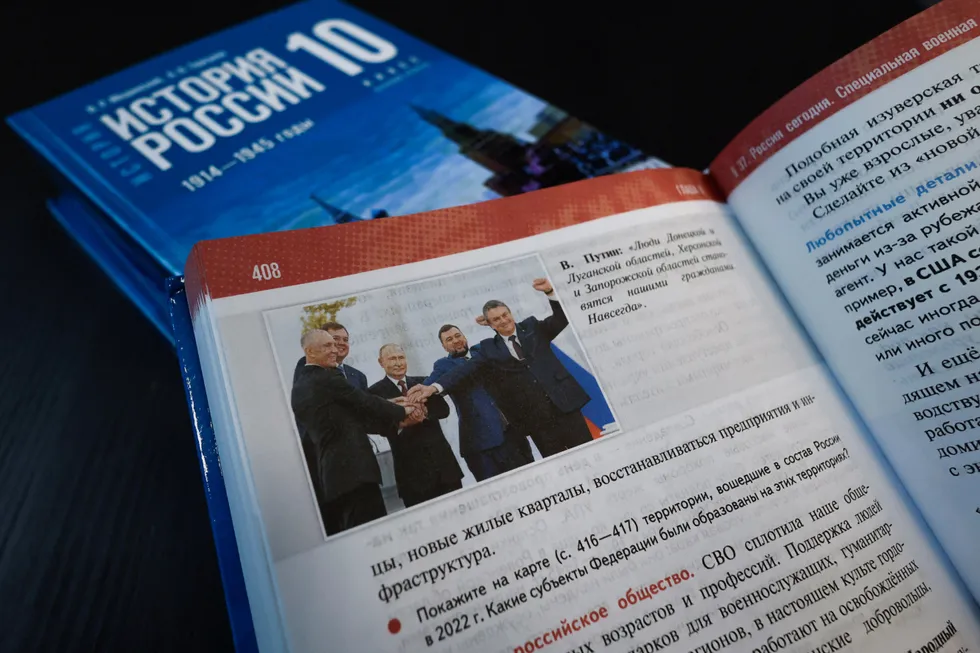Новая линейка учебников для средней школы создает однобокий нарратив: спорные факты замалчиваются, современные государственные проекты вплетаются в древность, поражения и насилие сглаживаются. В результате история превращается в инструмент политического воспитания.