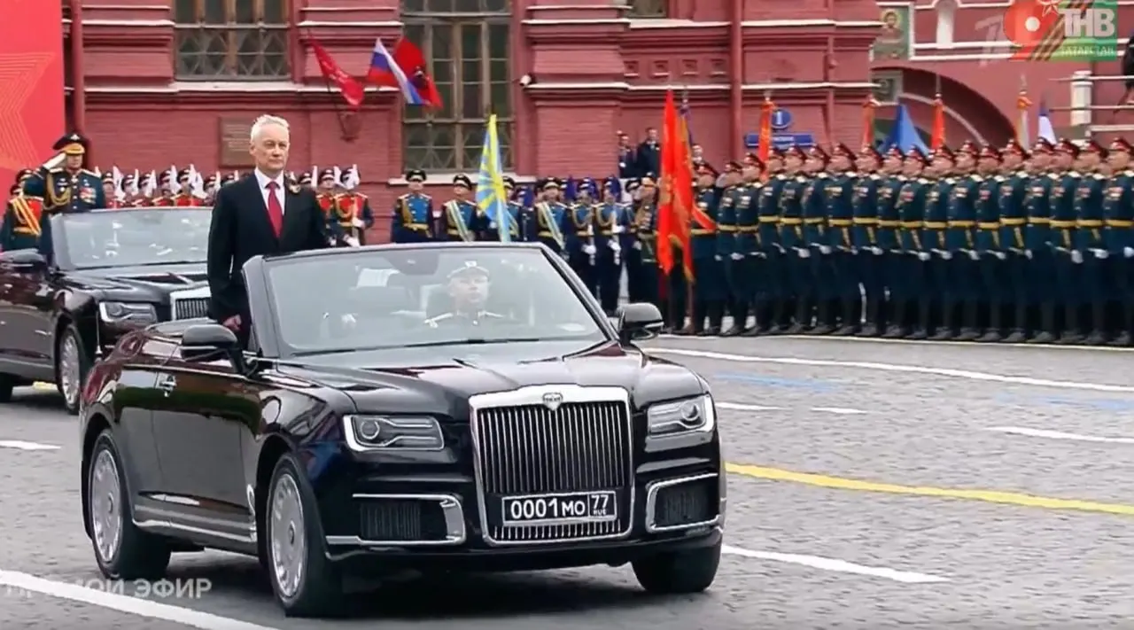 Андрей Белоусов осмотрел автомобили Aurus. Один из показанных кабриолетов собран в Москве, другие модели выпускаются в Елабуге.