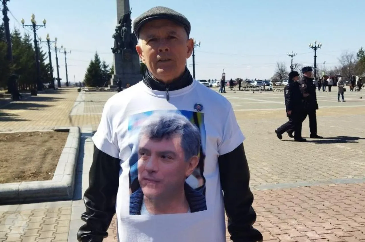 Худякова задержали 9 мая на Комсомольской площади; официальная причина не раскрыта, активисты связывают арест с футболкой с изображением Бориса Немцова.