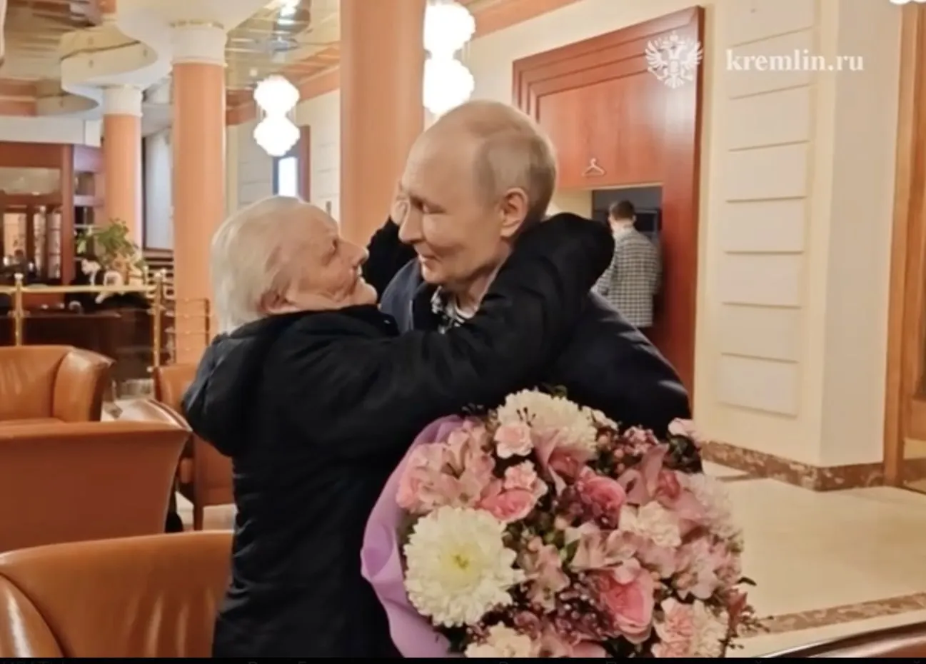 Президент обнял и поцеловал свою первую учительницу; во время встречи оба пророняли слёзы.